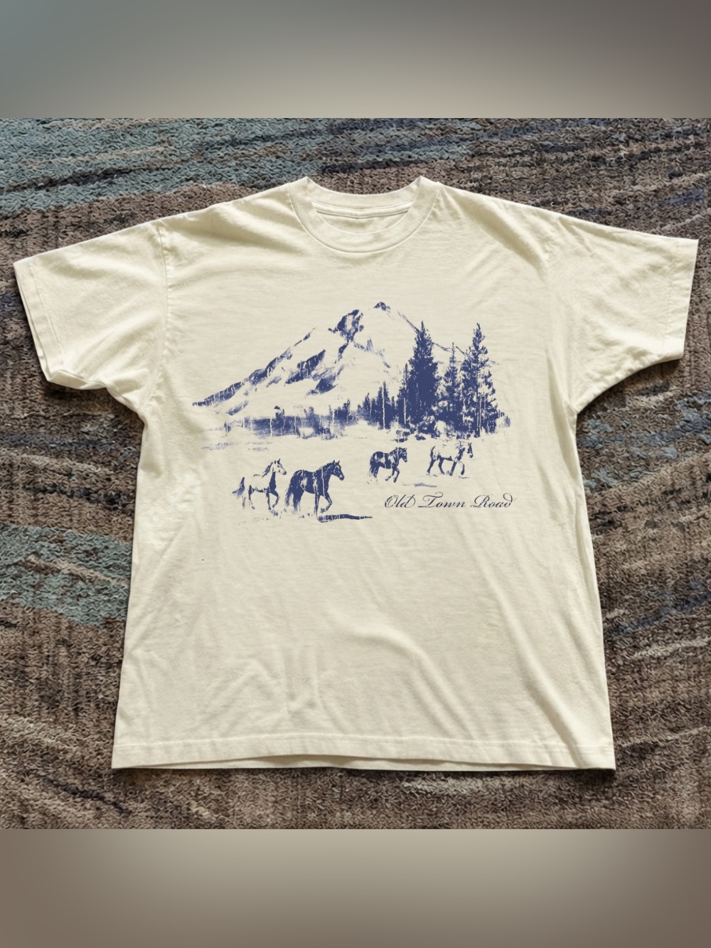 Gildan Off White Mountain & Horses Graphic T-Shirt, Vintage Style